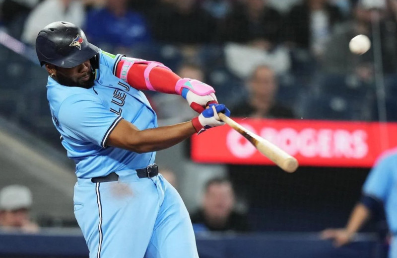 Blue Jays’ Bats Explode: Clement Makes History, Guerrero Jr. Shines, and Lopez Struggles—What’s Next?