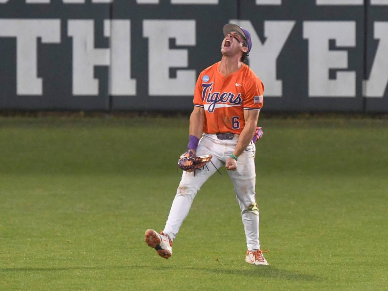Clemson’s Late-Inning Surge Leaves USC Upstate Stunned—What Happened in the Eighth?