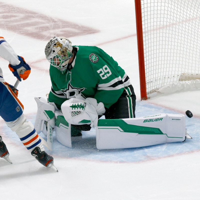 Oettinger Benched Early: What Prompted DeBoer’s Bold Move?