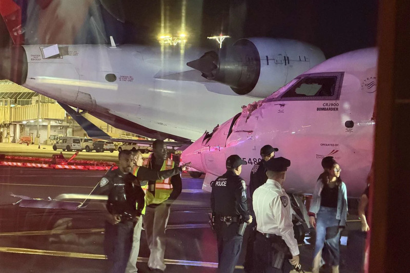 Delta Jets Clip Wings in Tense LaGuardia Taxiway Mishap