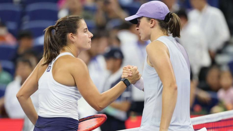 Emma Navarro Delivers Shock Bagel to Iga Swiatek in Beijing Thriller