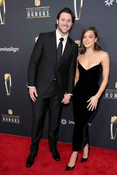 Hailee Steinfeld's Golden Globes Appearance and Pregnancy News