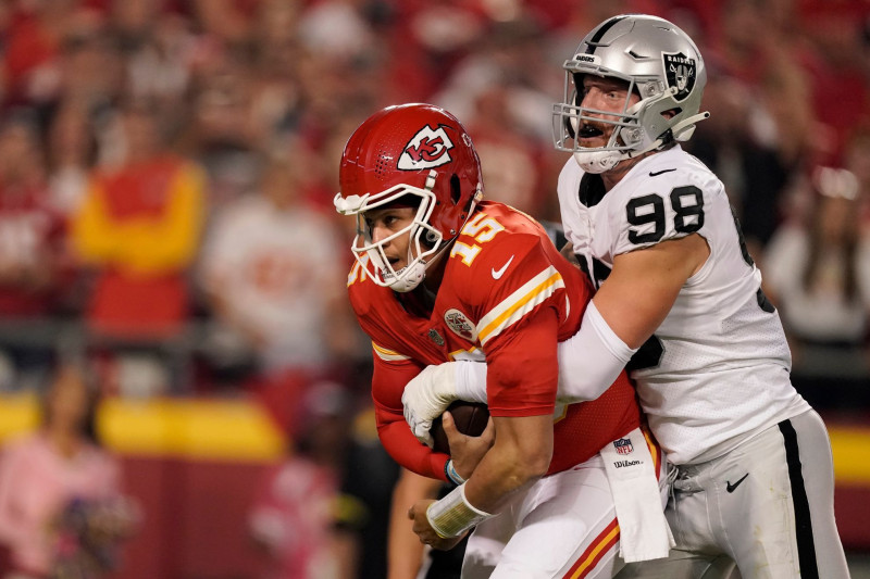 Chiefs vs. Raiders: A Clash of Titans in Week 18