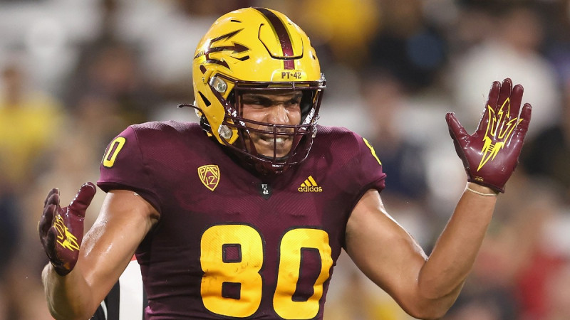 The West Region's top seed, the Arizona Wildcats take the court in the Sweet 16 in San Jose against the No. 4 seeded Arkansas Razorbacks.