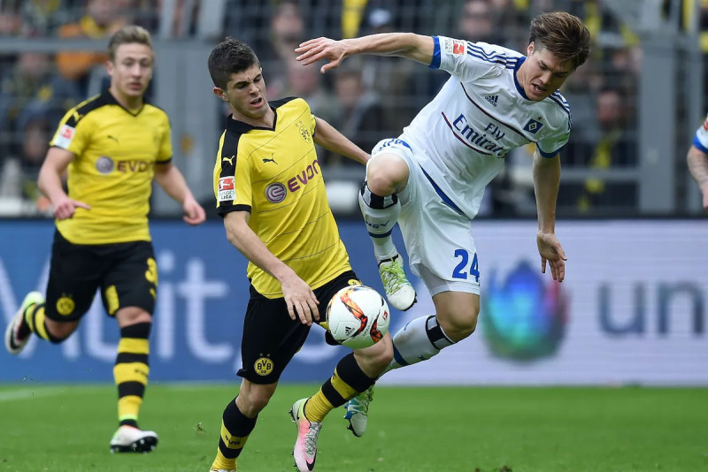 Bundesliga Showdown: Dortmund's Tight Victory Over Hamburg