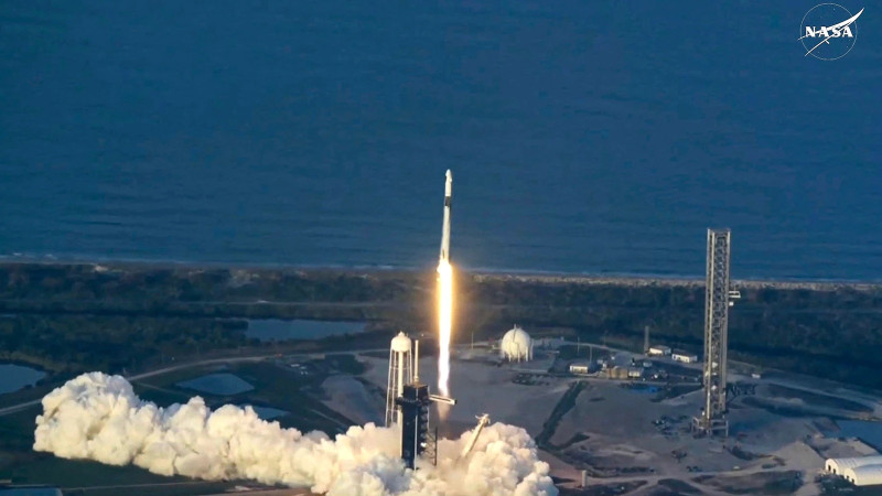 SpaceX Launches 29 Starlink Satellites in Stunning Morning Show